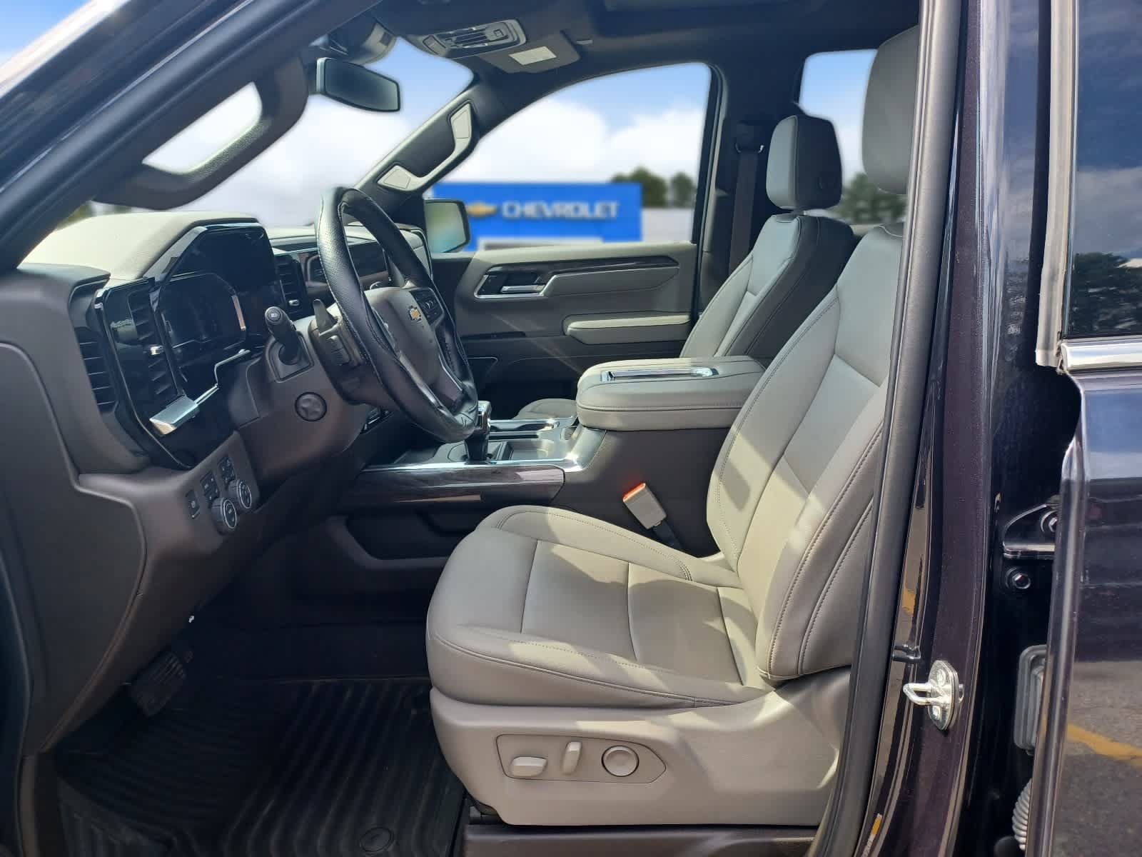 Used 2022 Chevrolet Silverado 1500 LTZ w/ LTZ Premium Package AWD/4WD image 7