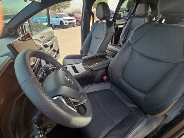 Used 2025 Toyota Sienna Limited image 16