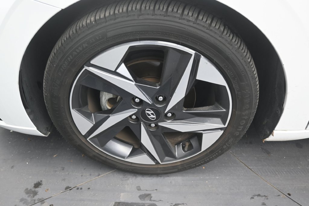 Used 2022 Hyundai Elantra Limited w/ Cargo Package FWD image 9