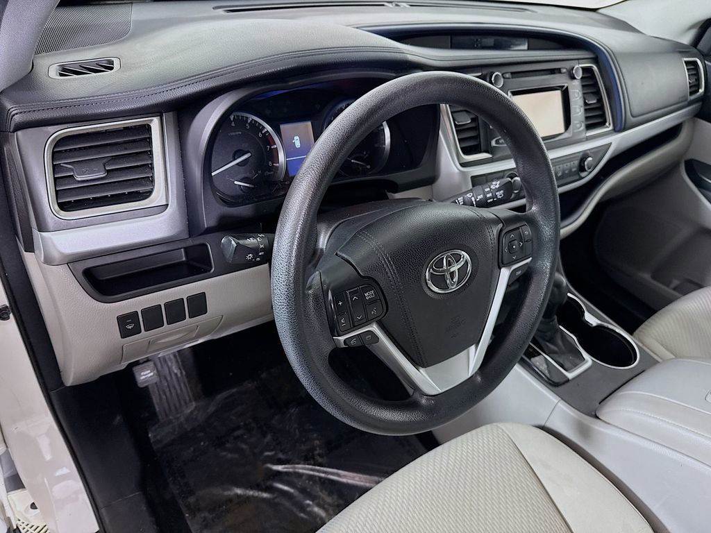 Used 2016 Toyota Highlander LE image 16