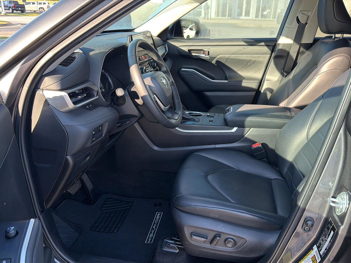 Certified 2024 Toyota Highlander XLE FWD image 10