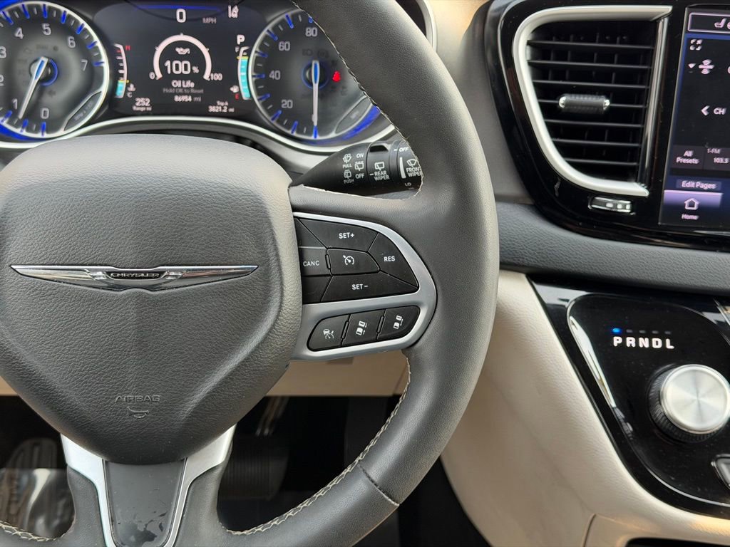 Used 2023 Chrysler Pacifica Touring-L image 28
