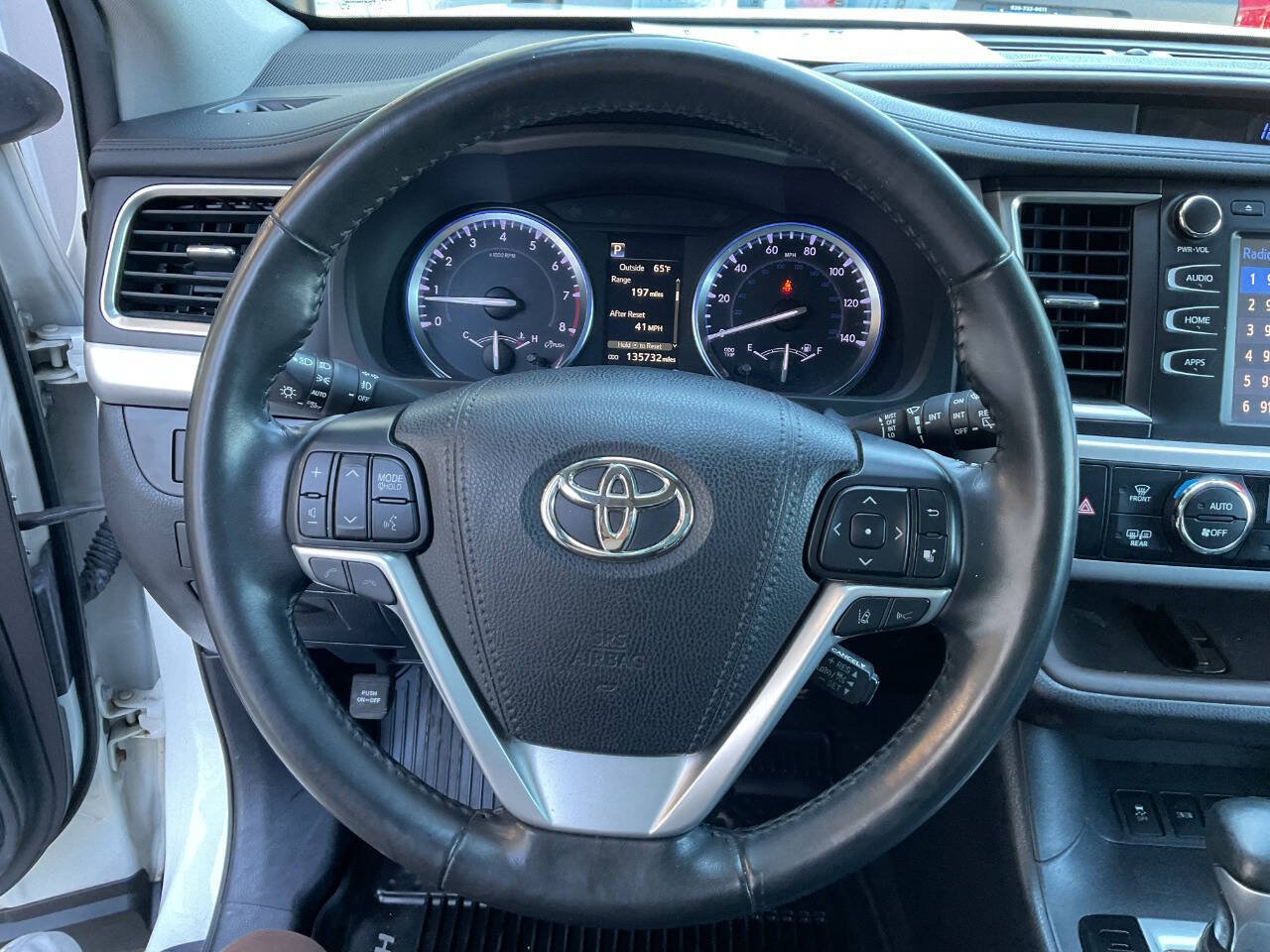 Used 2019 Toyota Highlander XLE AWD/4WD image 17