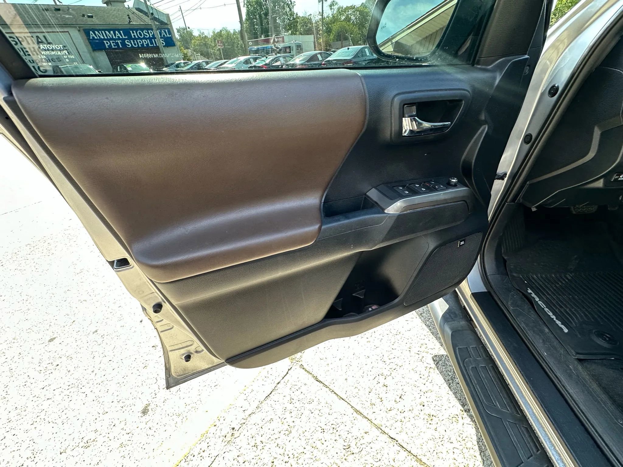 Used 2018 Toyota Tacoma Limited image 18