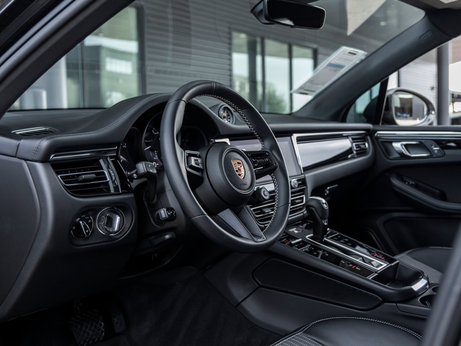 Certified 2025 Porsche Macan Turbo AWD/4WD image 4