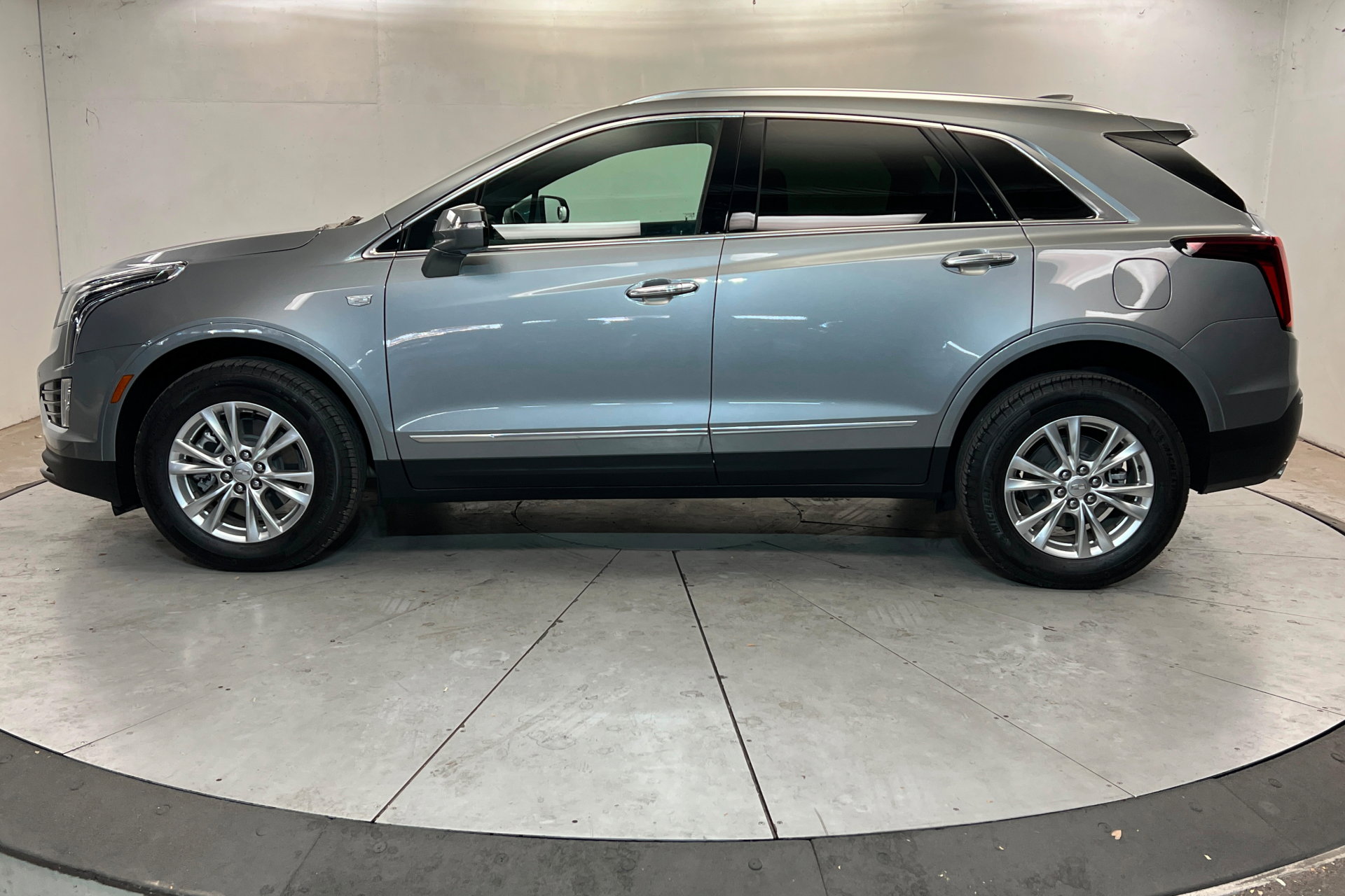 Used 2025 Cadillac XT5 Luxury w/ LPO, Floor Liner Package AWD/4WD image 2