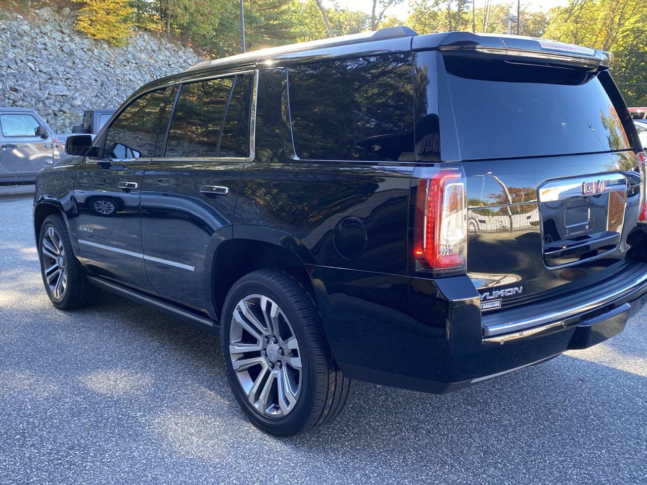 Used 2020 GMC Yukon Denali w/ Denali Premium Package AWD/4WD image 3