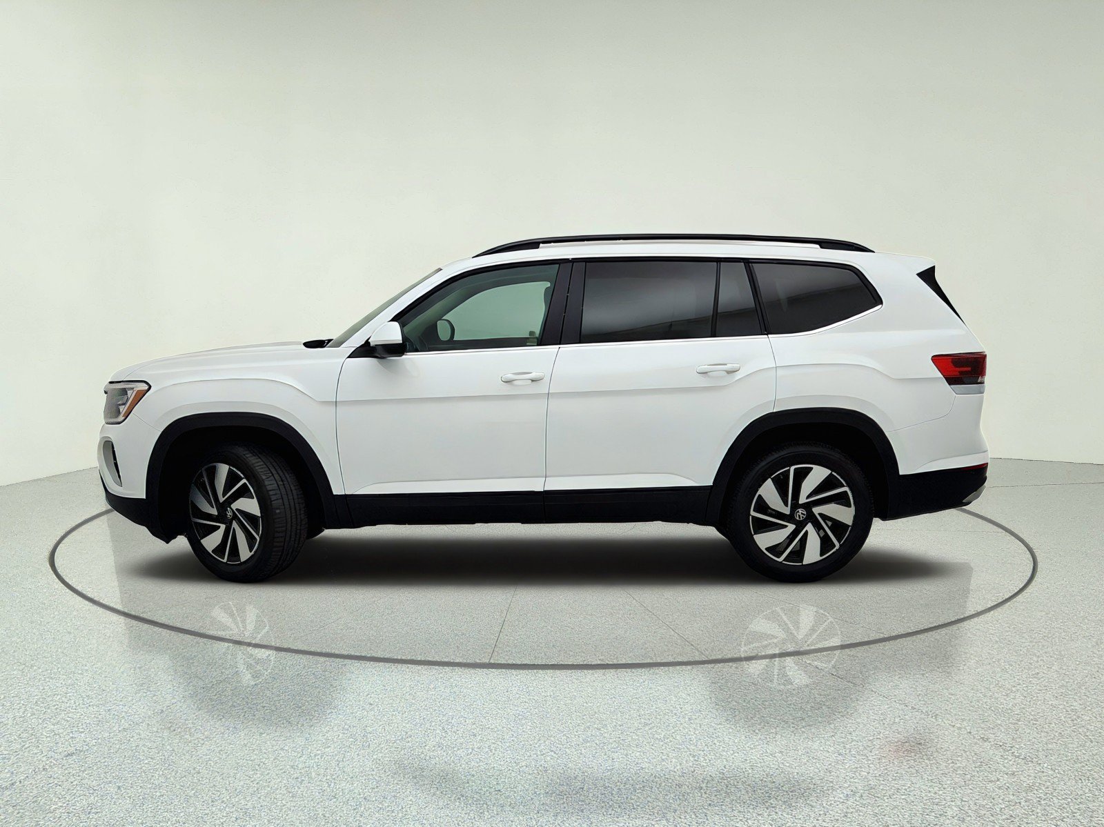 Used 2024 Volkswagen Atlas SE w/ Panoramic Sunroof Package FWD image 14