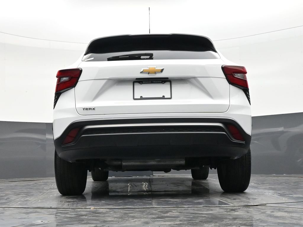 Used 2025 Chevrolet Trax LS FWD image 23