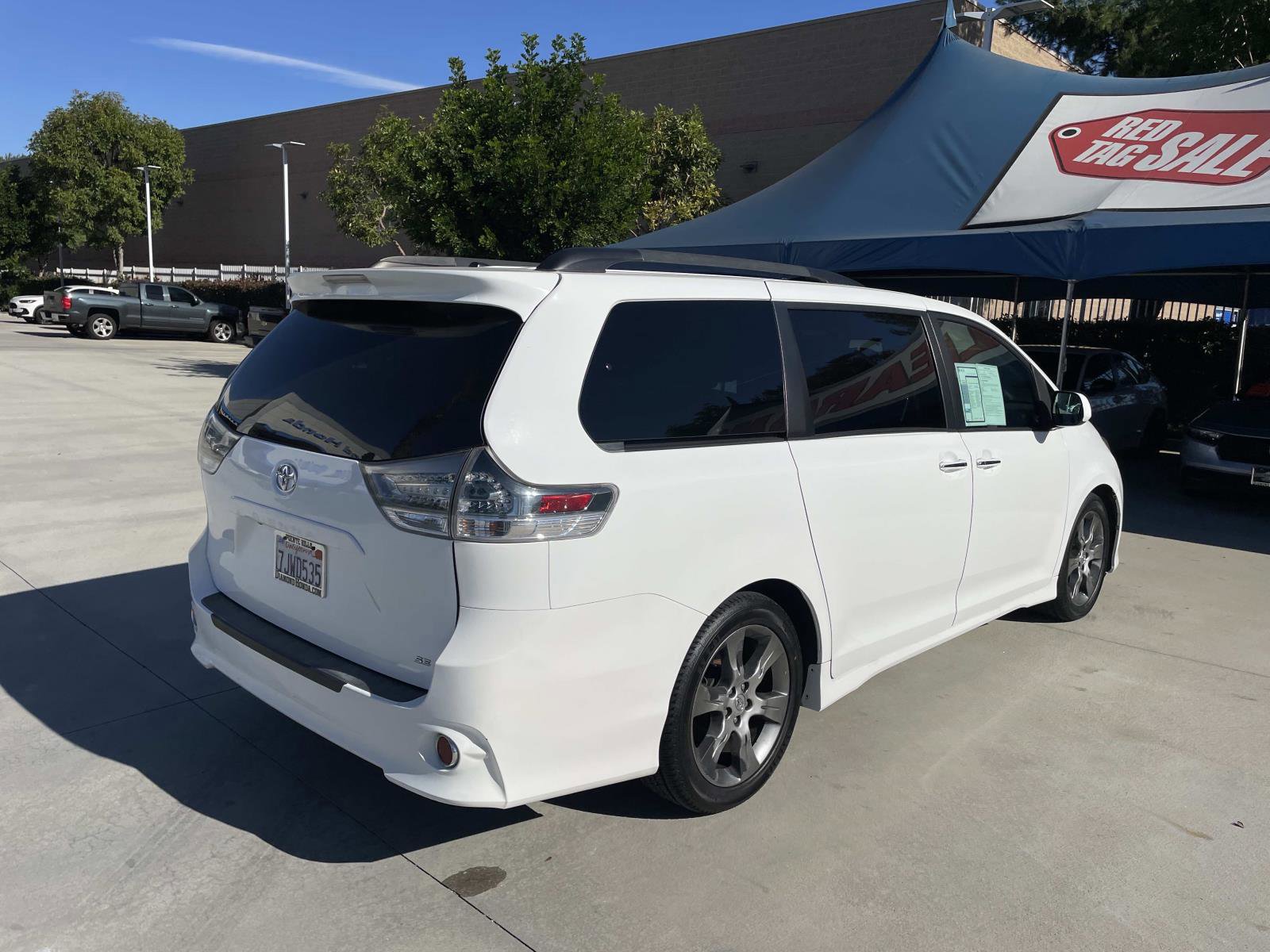 Used 2015 Toyota Sienna SE image 28