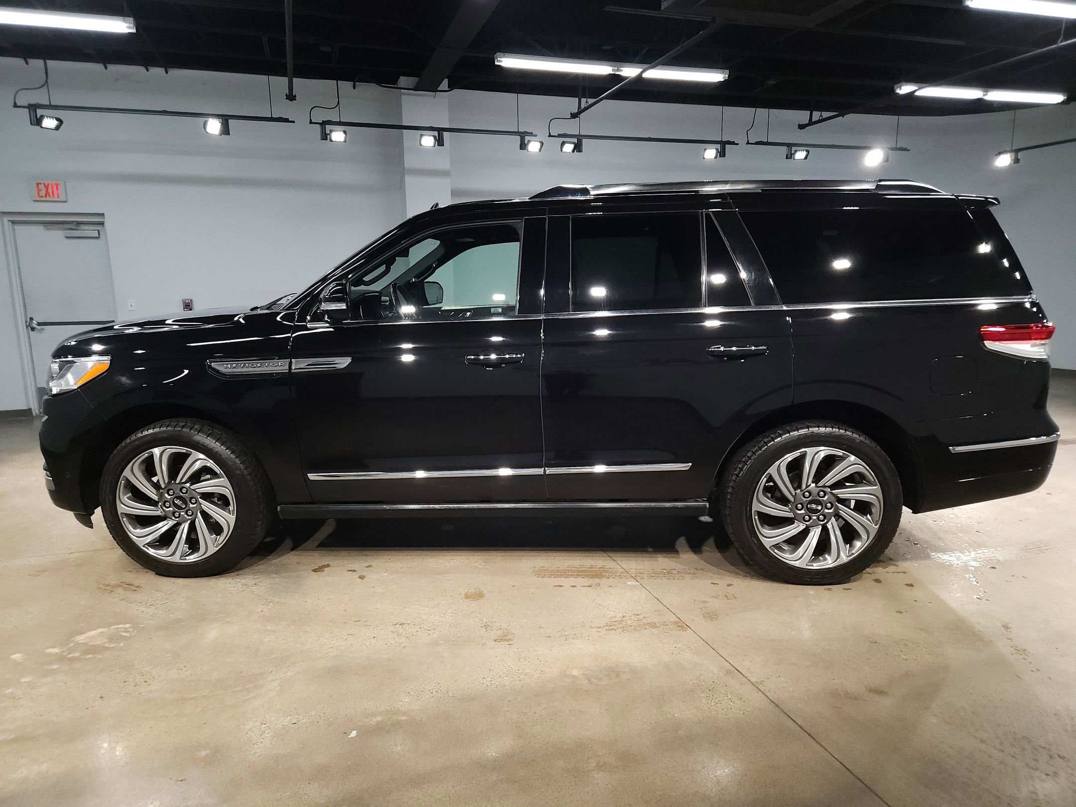 Used 2024 Lincoln Navigator Reserve image 4