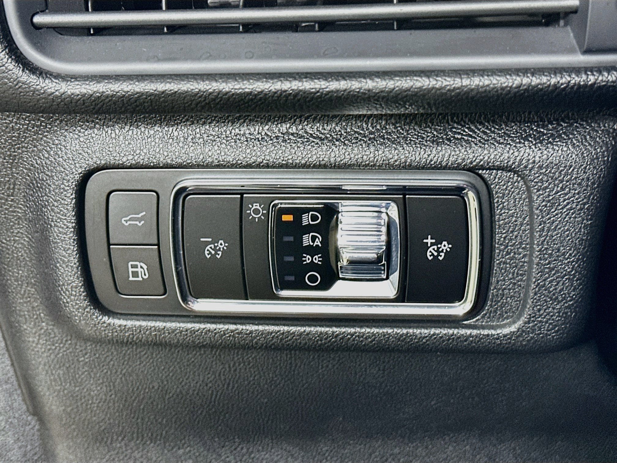 Used 2025 Lincoln Corsair Grand Touring w/ Equipment Group 302A AWD/4WD image 11