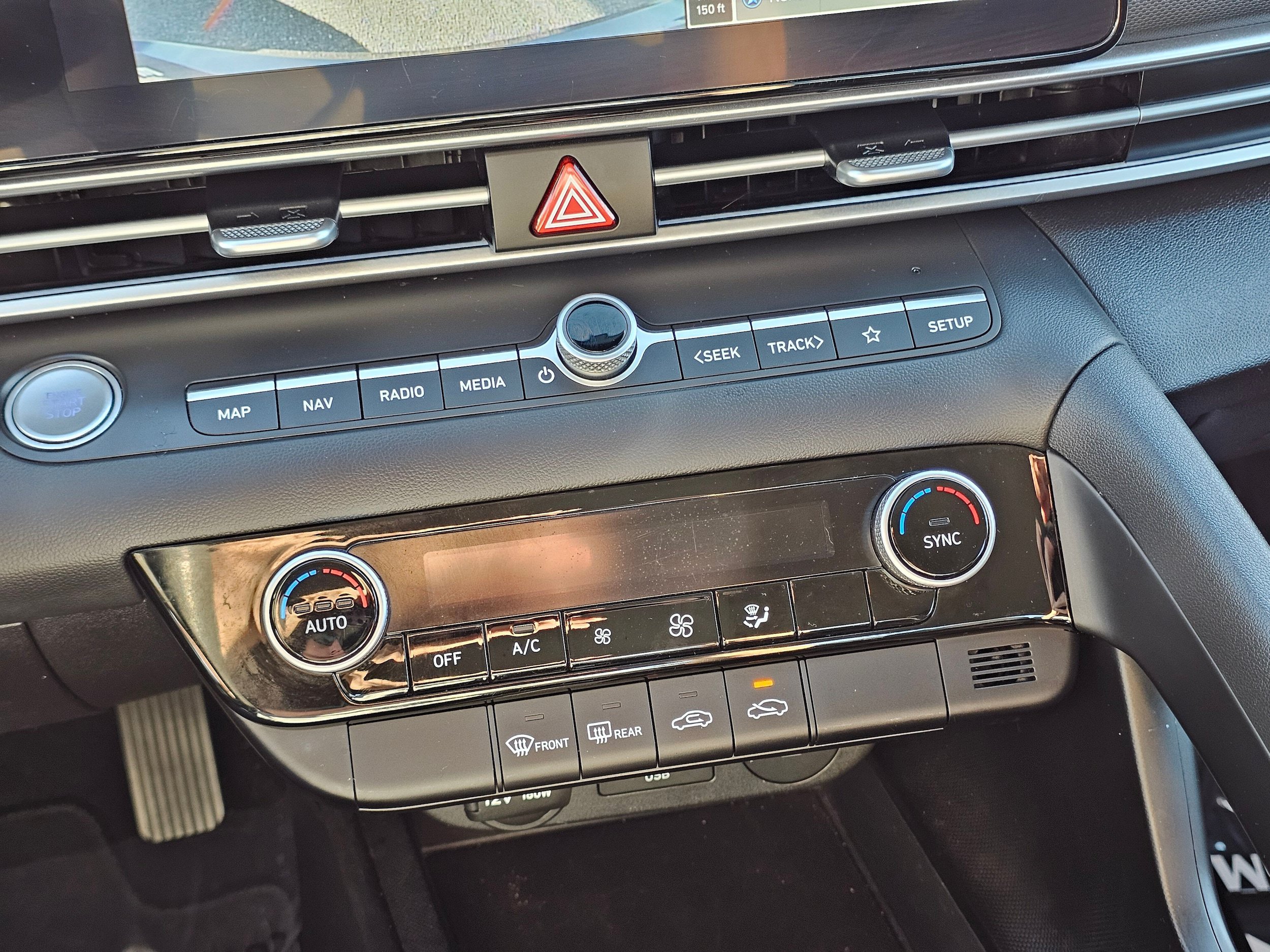 Used 2024 Hyundai Elantra SEL FWD image 28