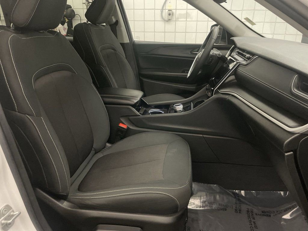 Used 2023 Jeep Grand Cherokee Laredo image 21