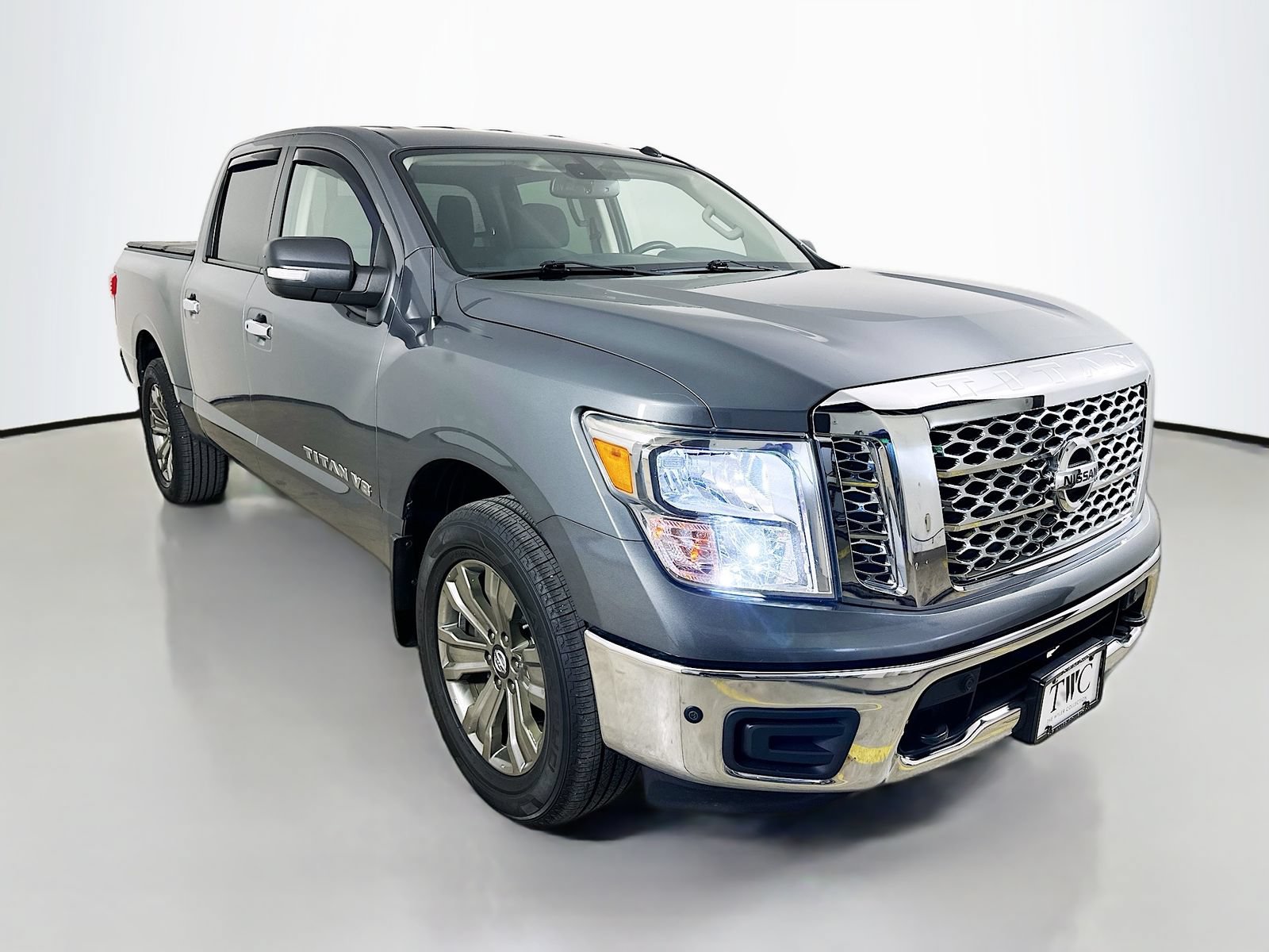 Used 2019 Nissan Titan SV w/ SV Convenience Package AWD/4WD image 3