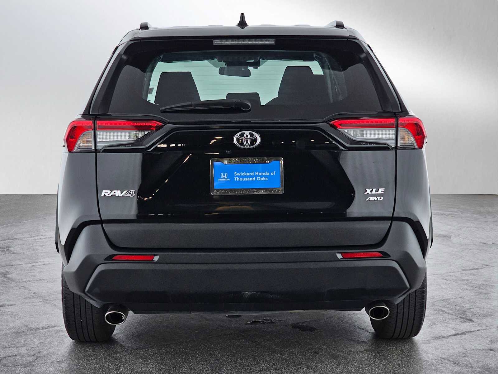 Used 2024 Toyota RAV4 XLE w/ Convenience Package image 4