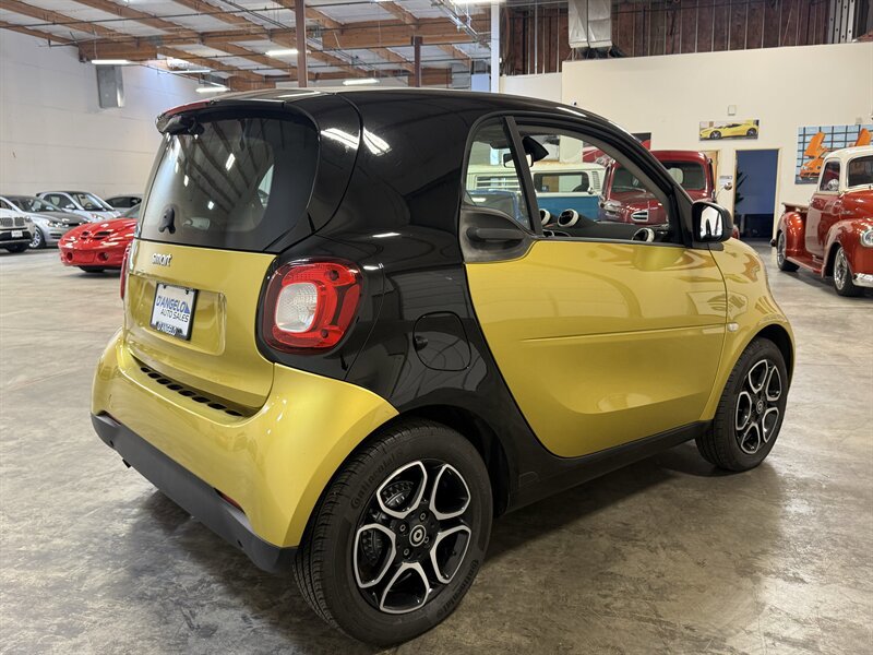 Used 2016 smart fortwo pure RWD image 7