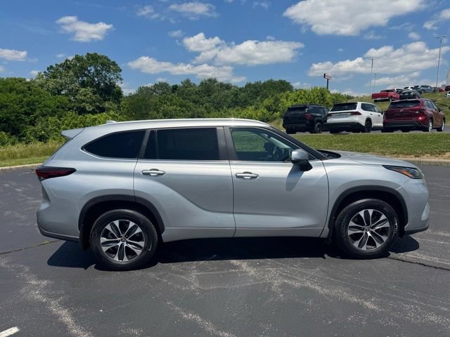 Certified 2025 Toyota Highlander XLE AWD/4WD image 2