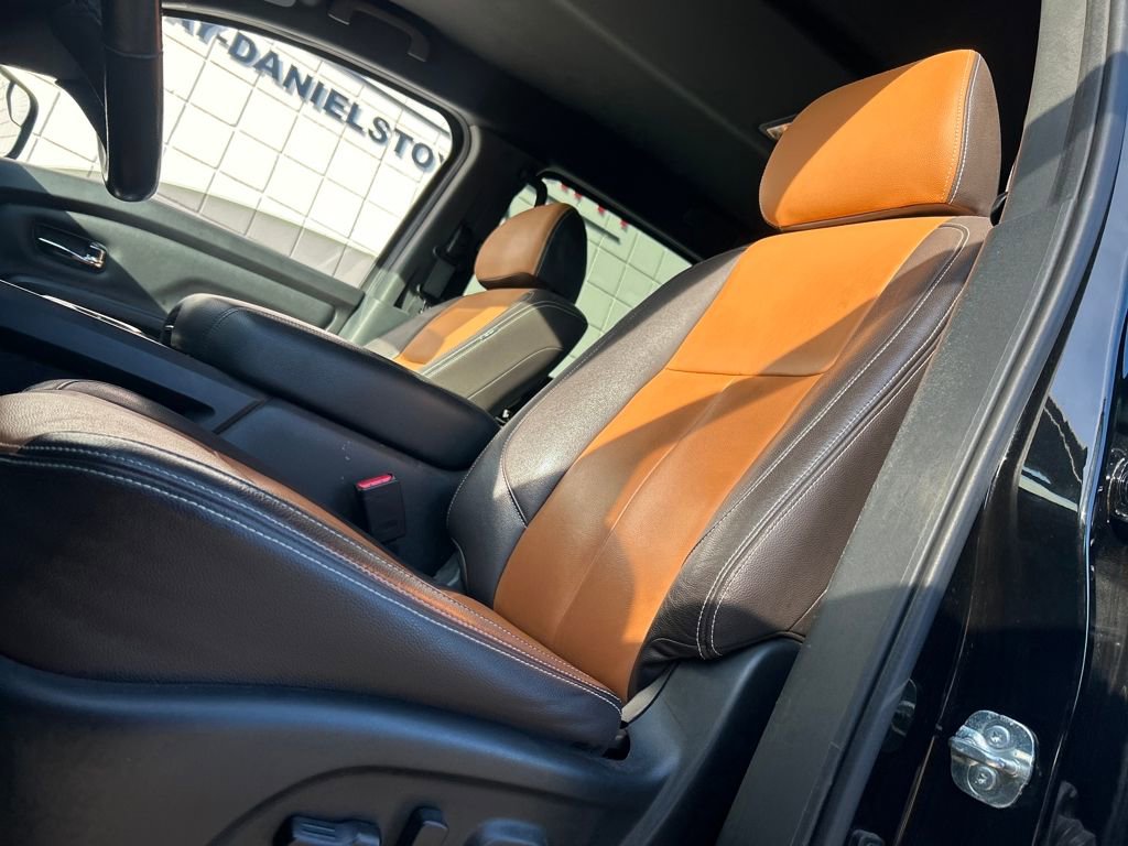 Used 2019 Nissan Titan SV w/ SV Convenience Package image 9