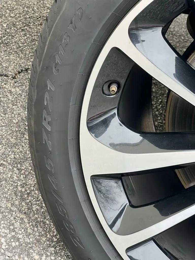 Used 2017 Bentley Bentayga image 45