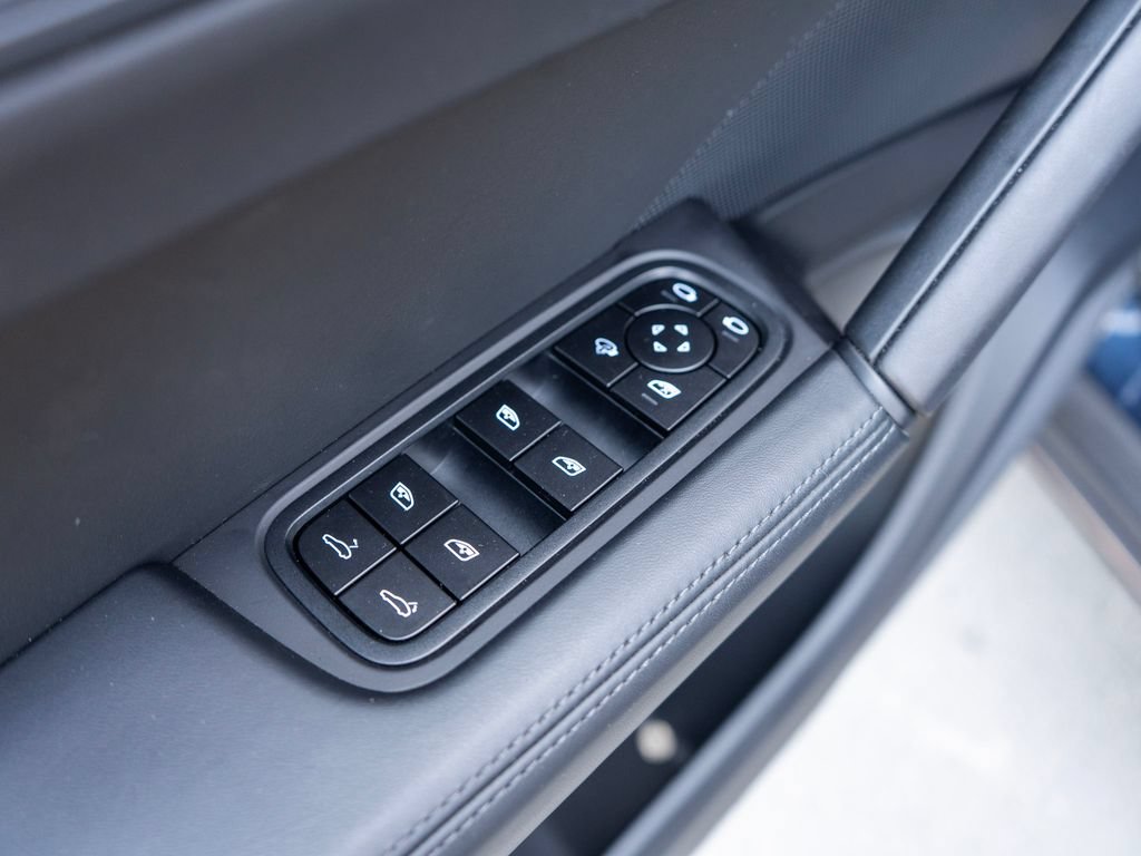 Used 2025 Porsche Cayenne GTS AWD/4WD image 31