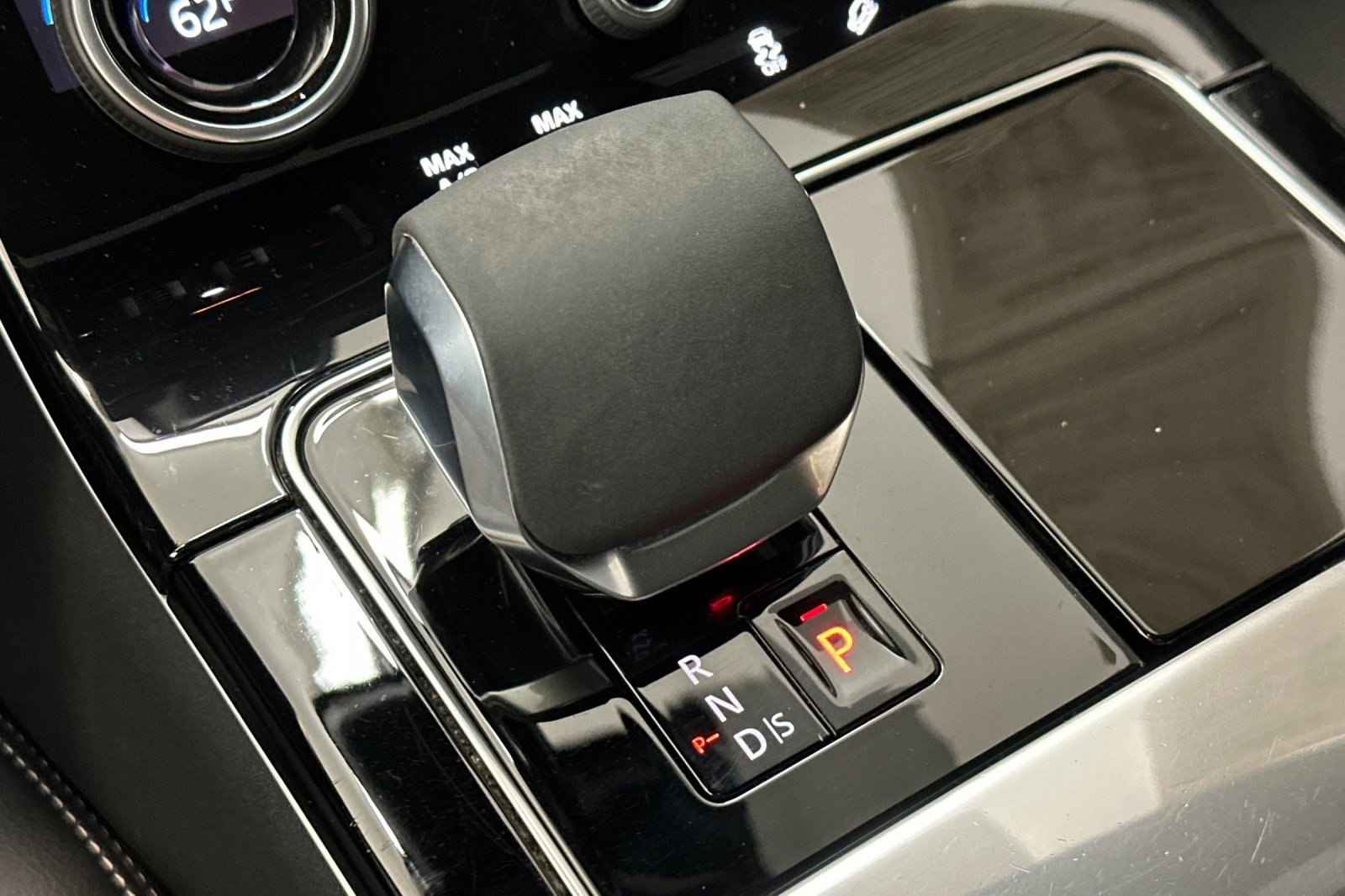 Used 2023 Land Rover Range Rover Velar R-Dynamic S image 18