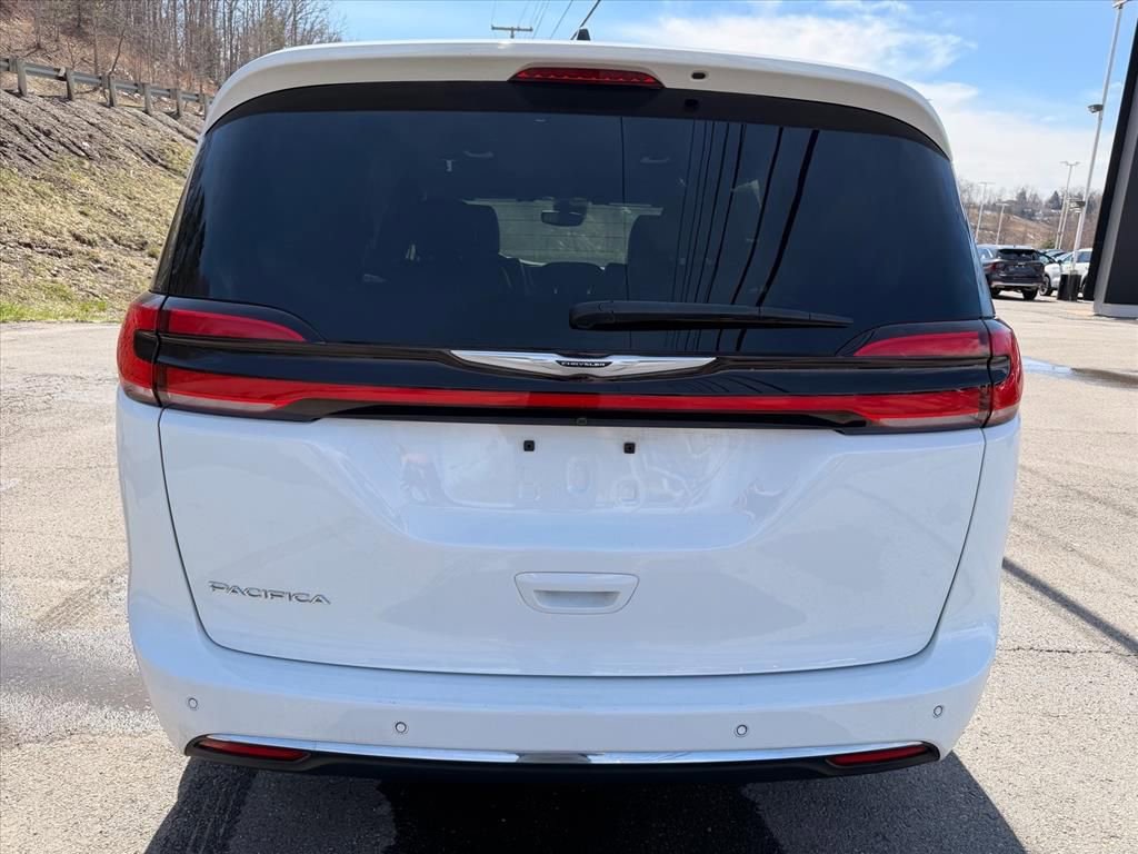 Used 2025 Chrysler Pacifica Select image 13