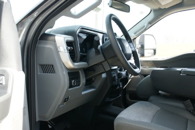 New 2026 Ford F350 XLT w/ XLT Premium Package AWD/4WD image 18