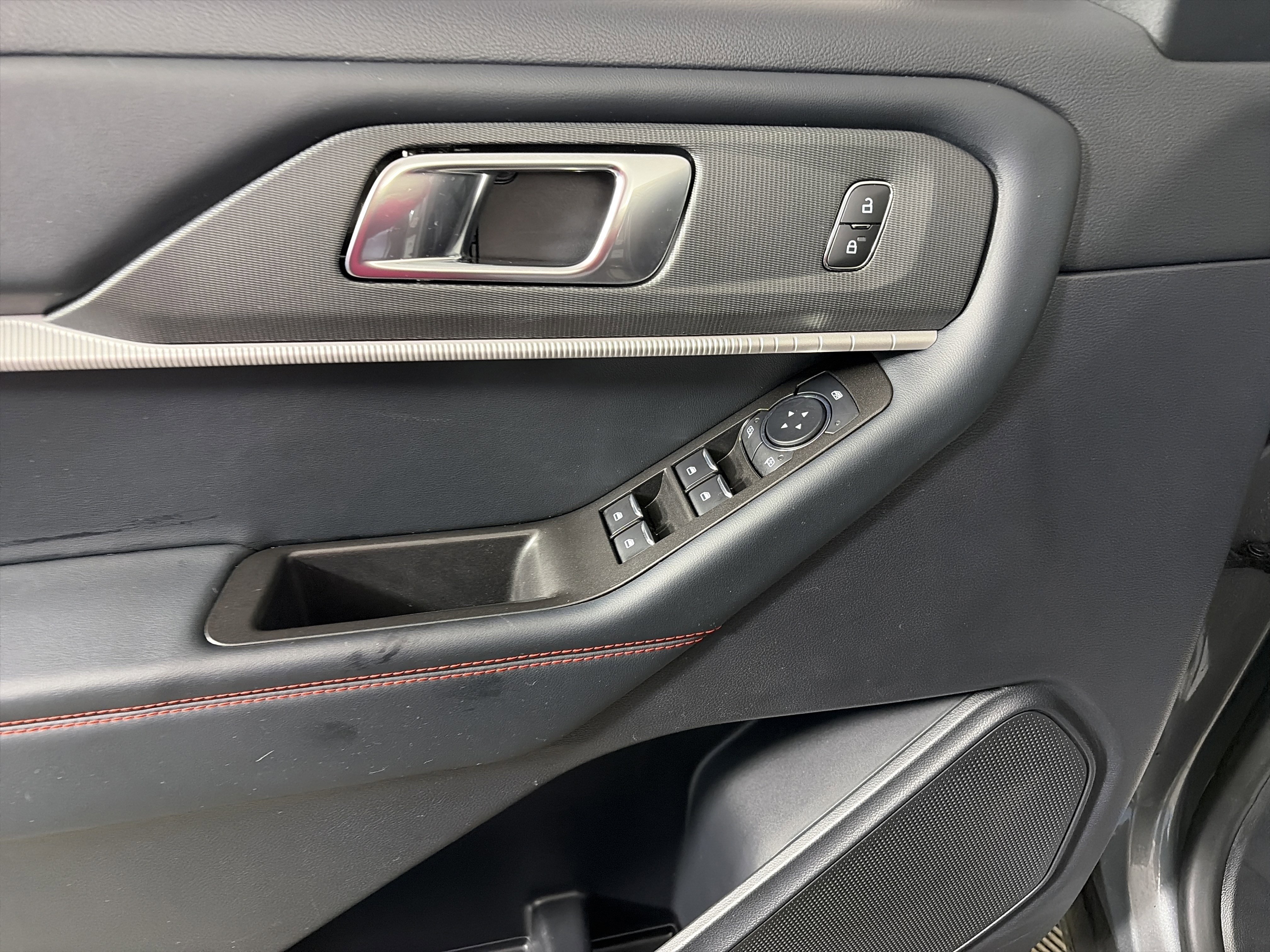 Used 2025 Ford Explorer ST-Line w/ ST-Line Street Pack image 28