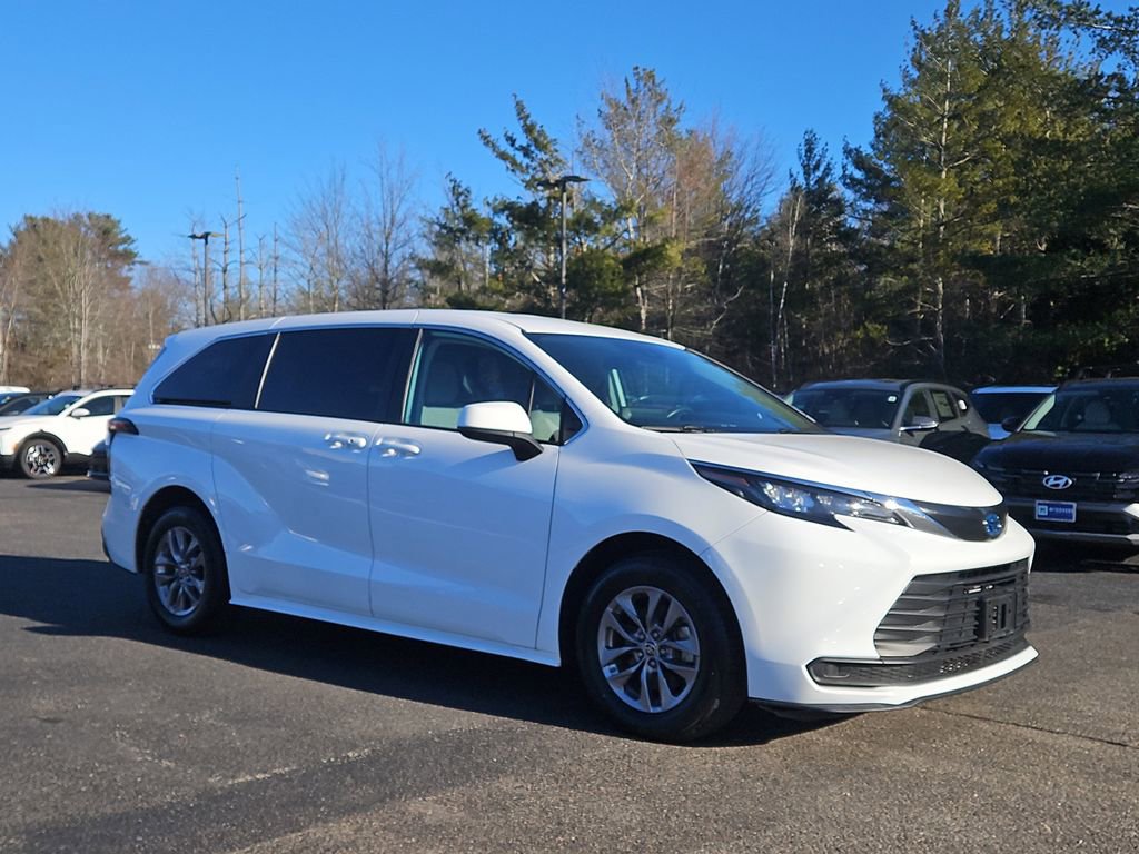 Used 2024 Toyota Sienna LE image 2