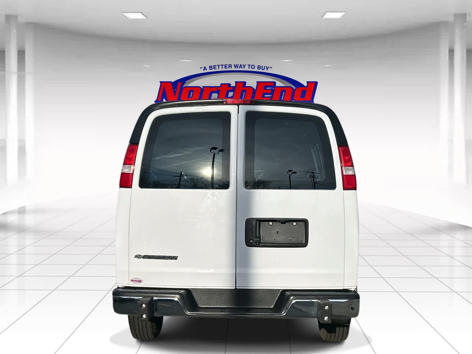 Used 2022 Chevrolet Express 2500 w/ Driver Convenience Package RWD image 4