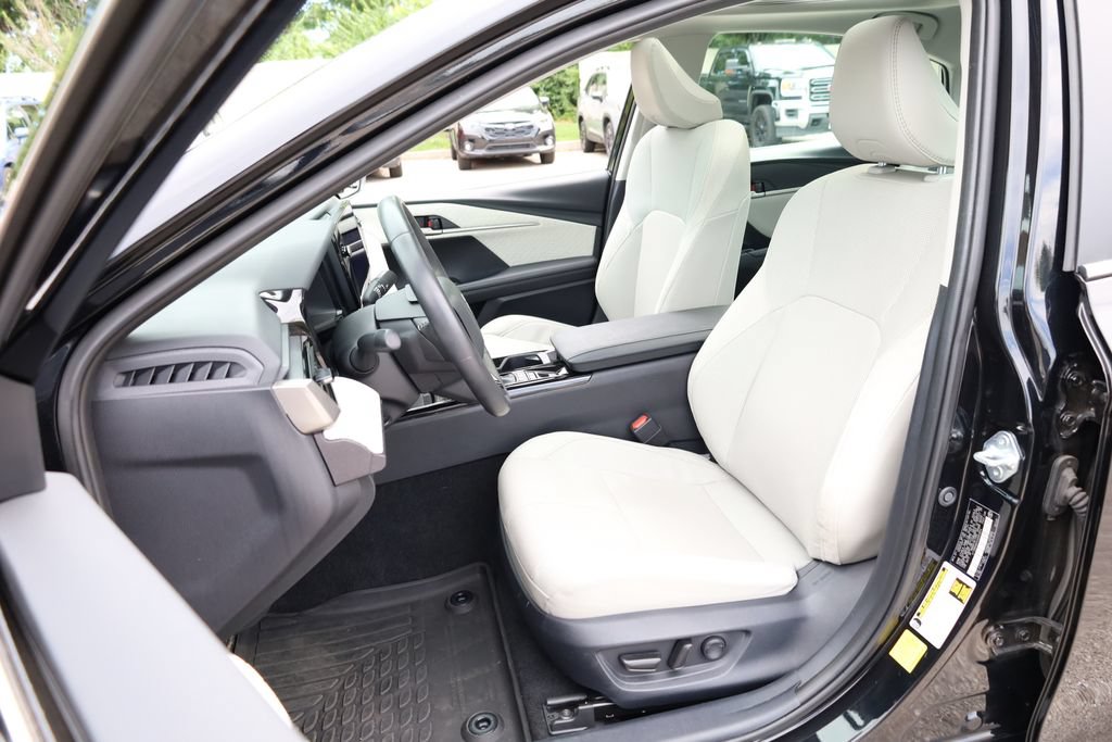 Used 2025 Toyota Camry XLE AWD/4WD image 8