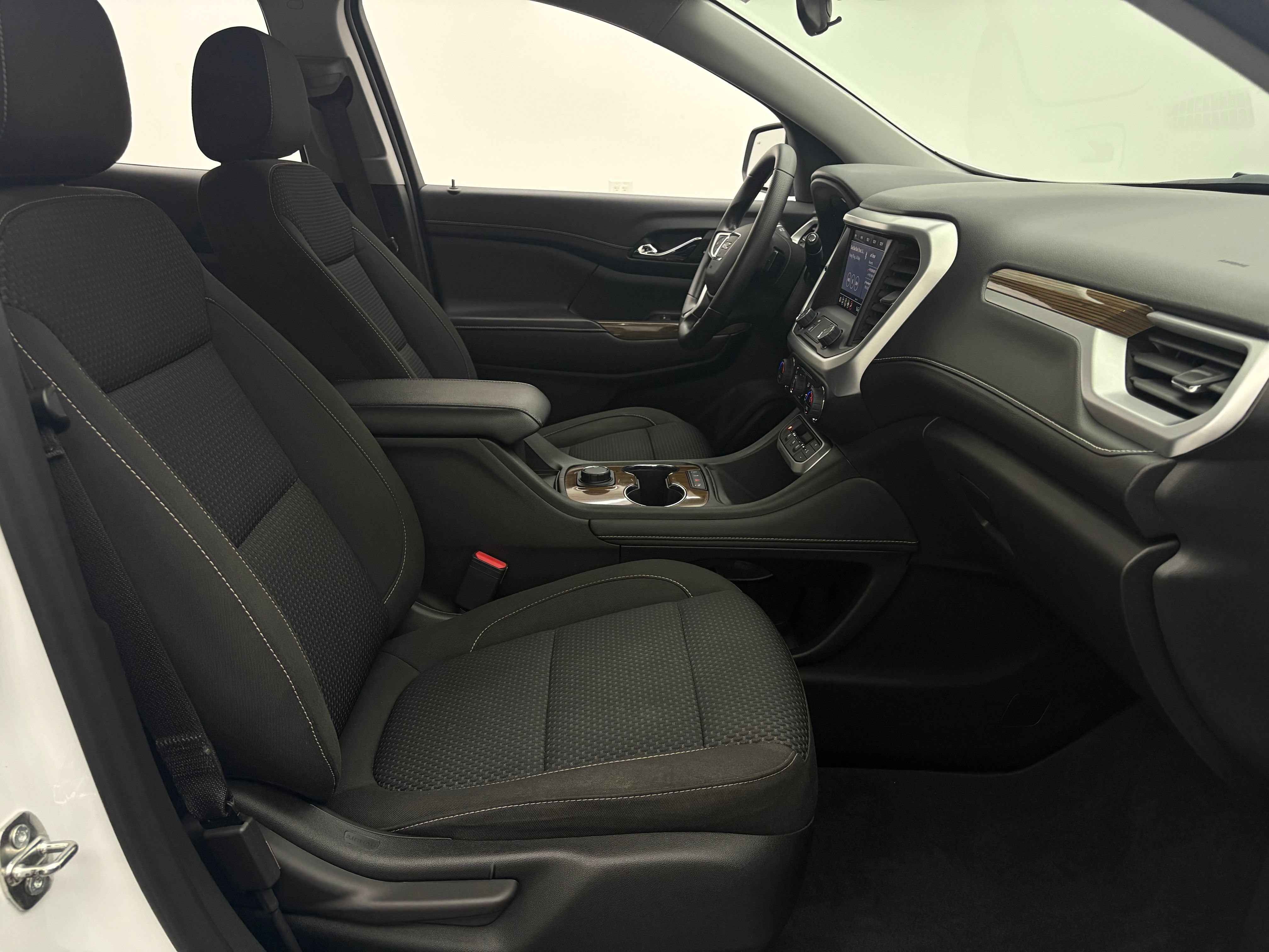 Used 2023 GMC Acadia SLE FWD image 30