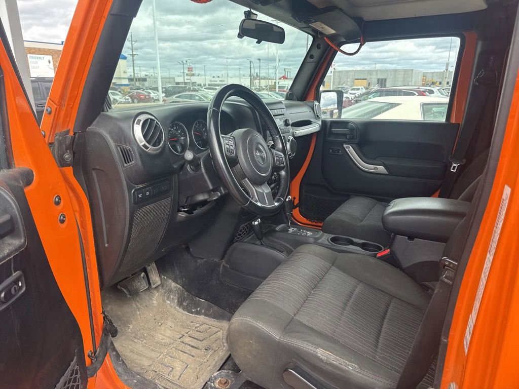 Used 2012 Jeep Wrangler Unlimited Rubicon w/ Connectivity Group AWD/4WD image 11