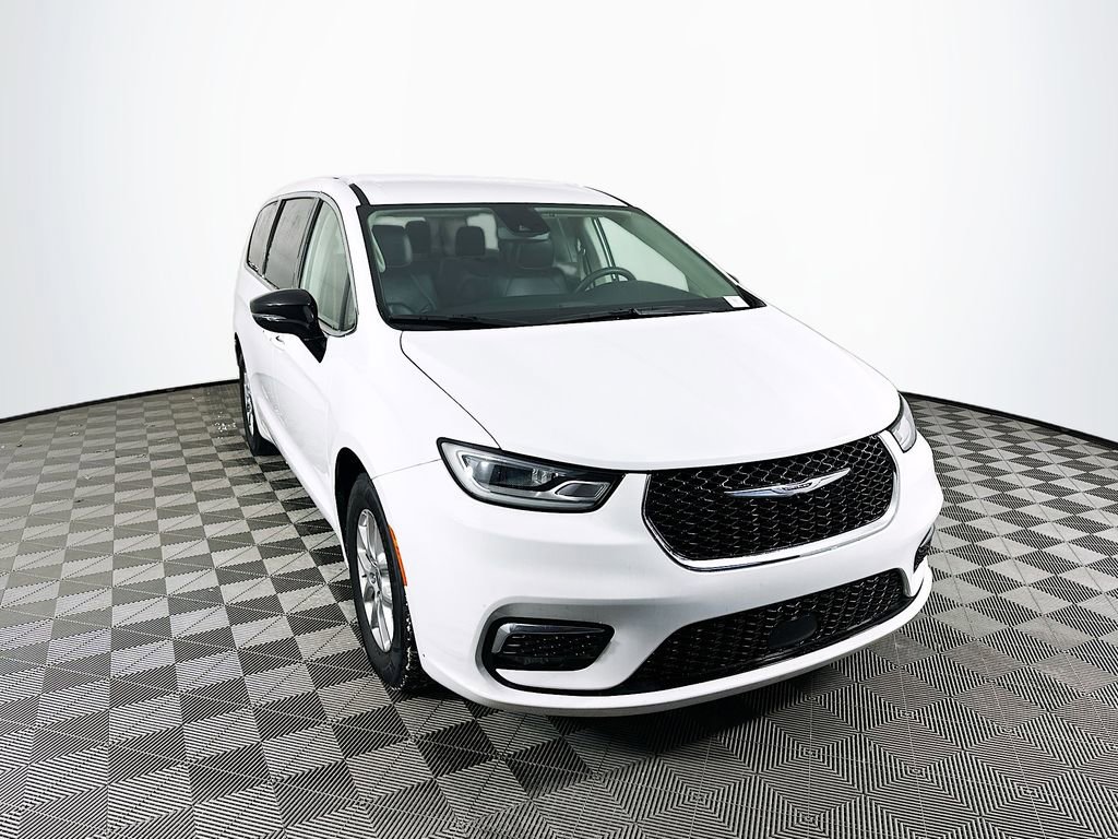 Certified 2024 Chrysler Pacifica Touring-L image 2