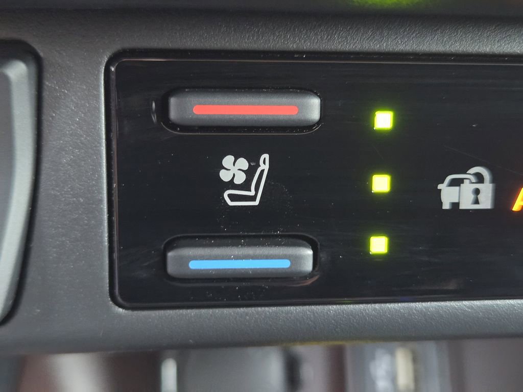 Used 2023 Toyota RAV4 Limited image 29