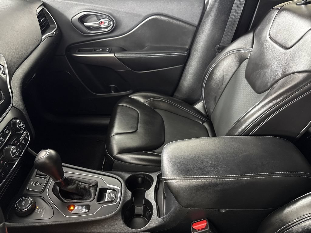 Used 2019 Jeep Cherokee Latitude Plus w/ Comfort/Convenience Group AWD/4WD image 22