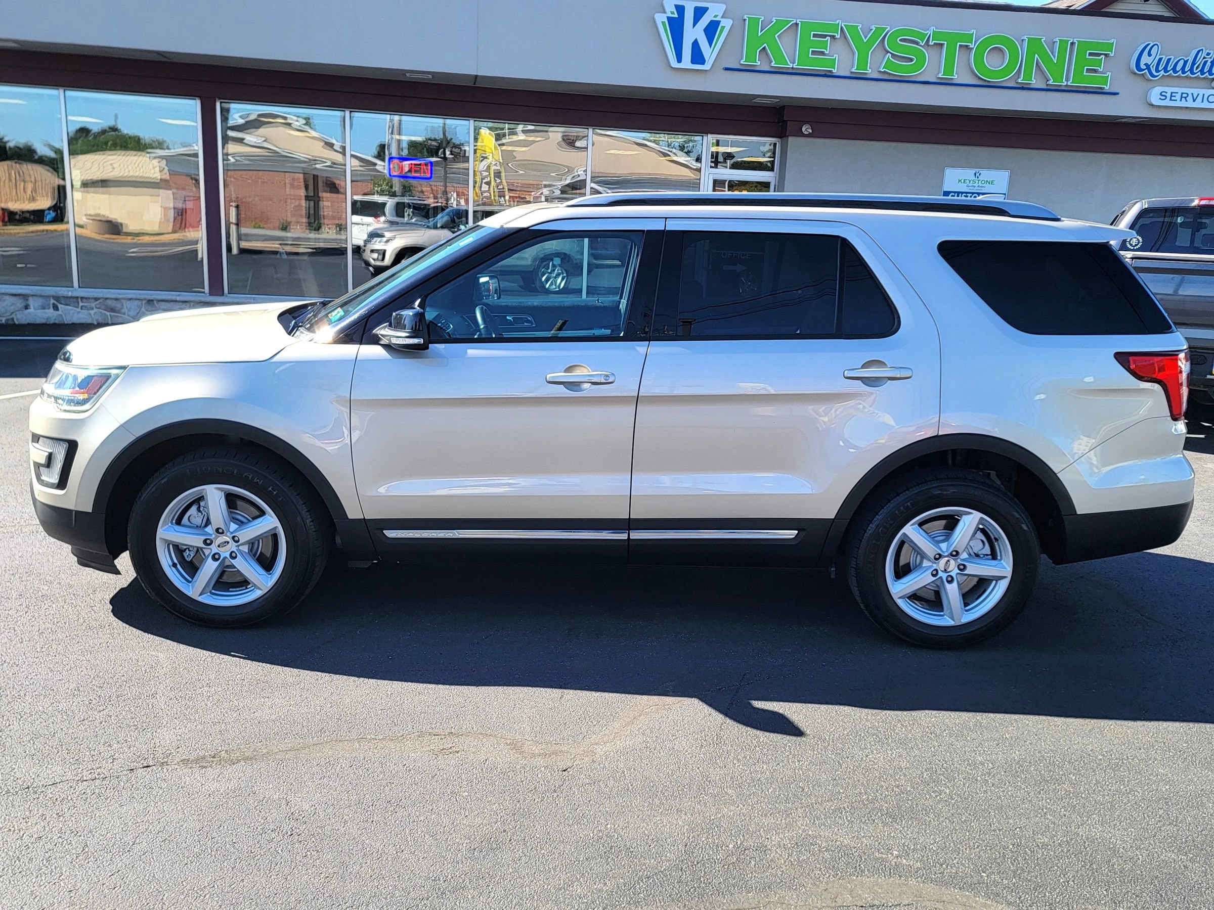 Used 2017 Ford Explorer XLT w/ Equipment Group 202A AWD/4WD image 8