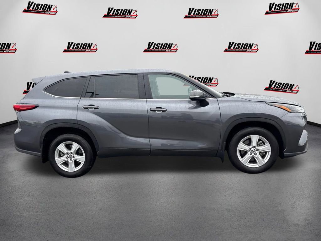 Used 2023 Toyota Highlander LE image 4