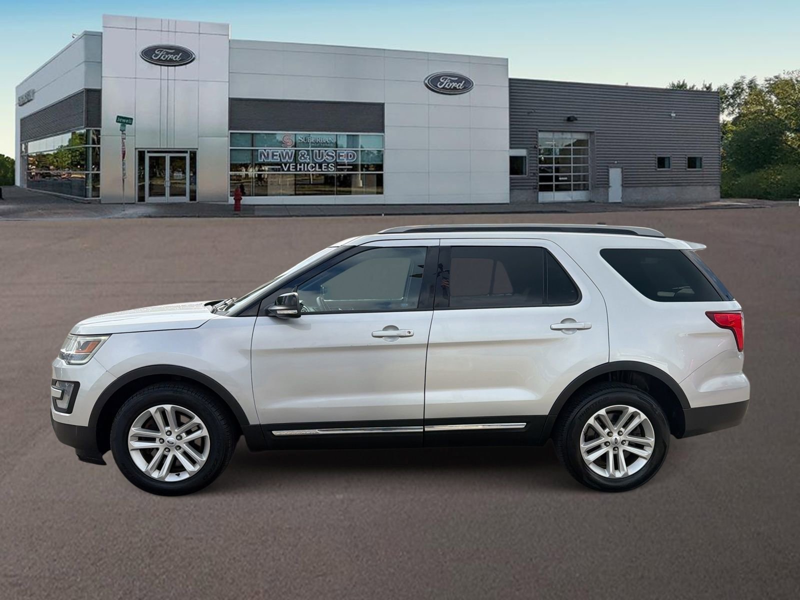 Used 2017 Ford Explorer XLT w/ Equipment Group 202A FWD image 7