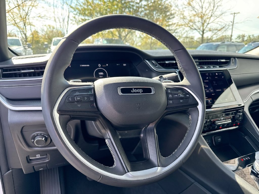 Used 2024 Jeep Grand Cherokee Laredo w/ Luxury Tech Group I AWD/4WD image 11