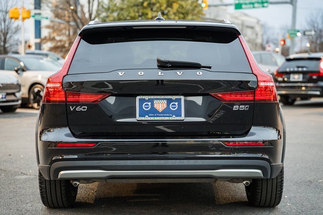 Used 2023 Volvo V60 B5 Cross Country Plus image 6