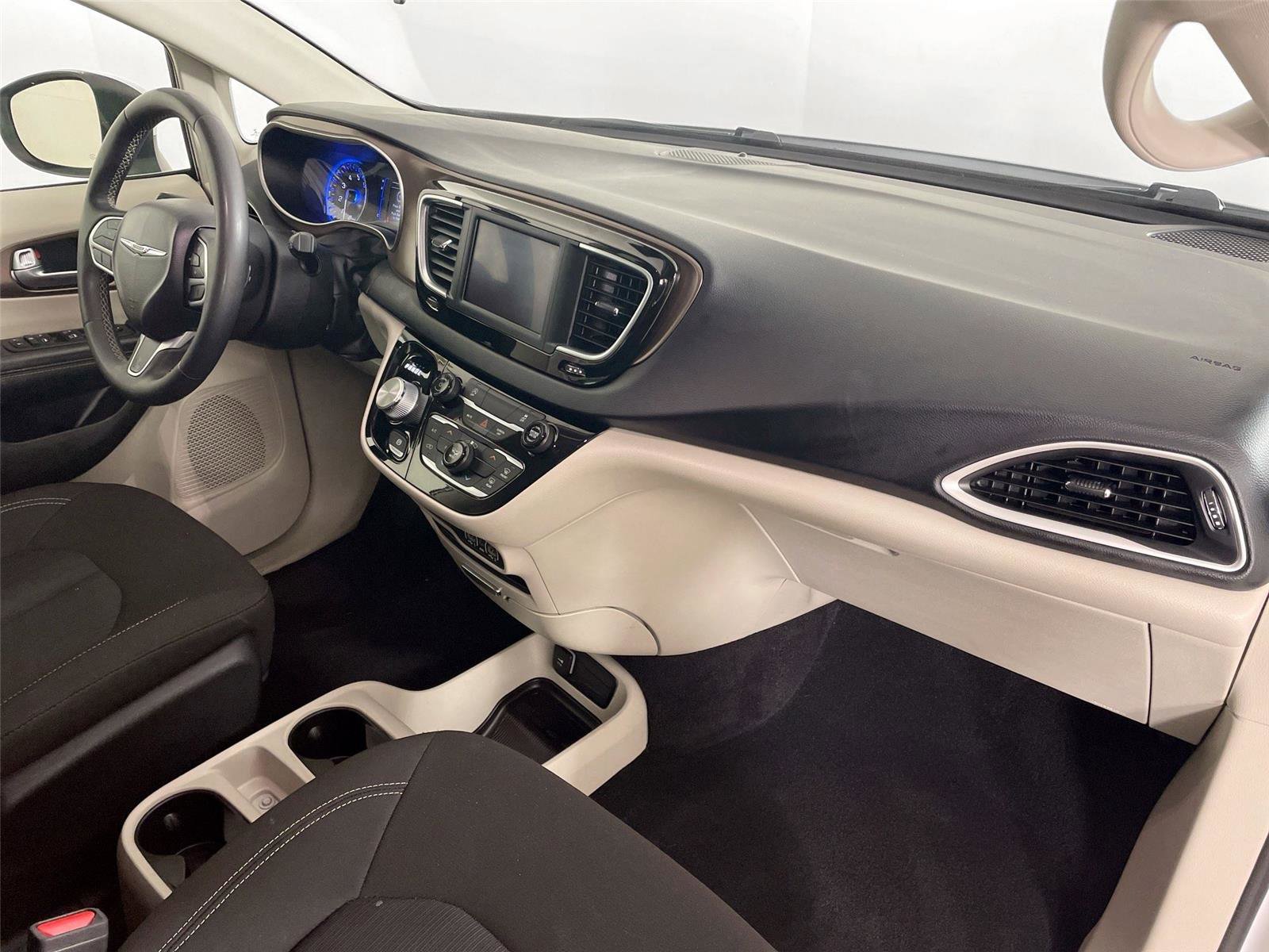 Used 2022 Chrysler Voyager LX image 28