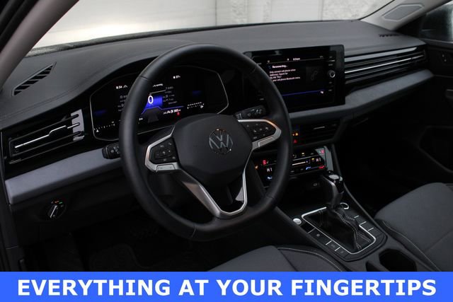 Used 2025 Volkswagen Jetta SE w/ Sunroof Package image 2