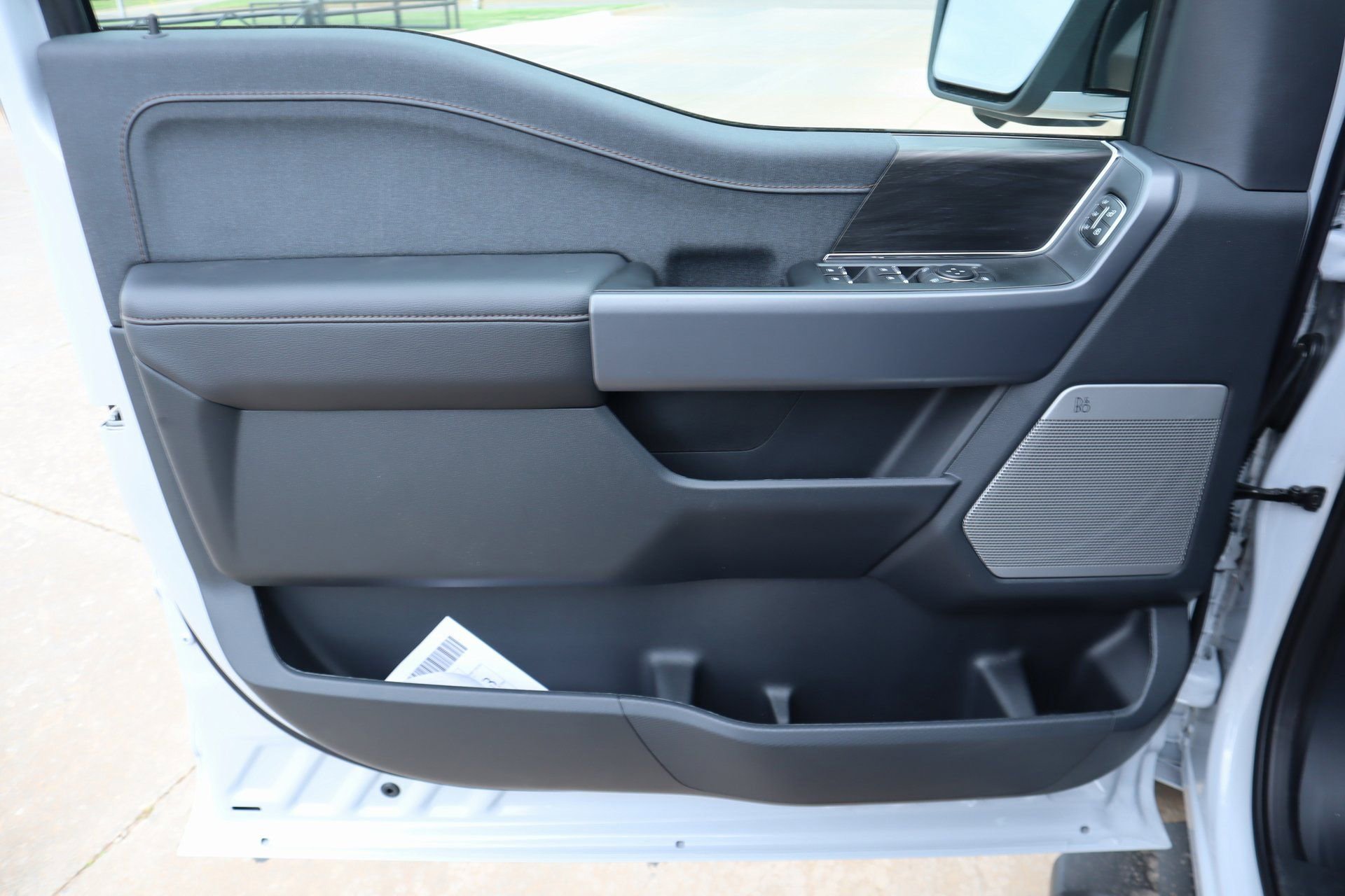 New 2025 Ford F150 Lariat w/ Equipment Group 502A High image 17