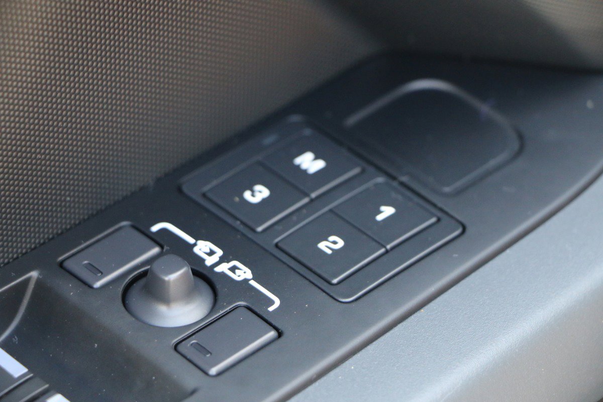Used 2024 Land Rover Defender 130 X-Dynamic SE AWD/4WD image 17