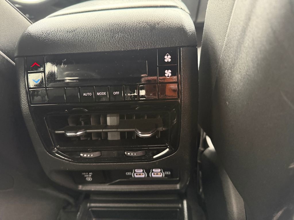 Used 2023 Jeep Grand Cherokee L Laredo image 16