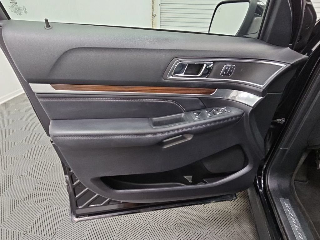 Used 2018 Ford Explorer Limited w/ Equipment Group 301A AWD/4WD image 32