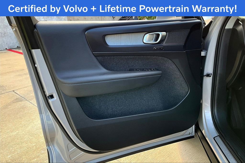 Used 2025 Volvo XC40 B5 Plus image 24