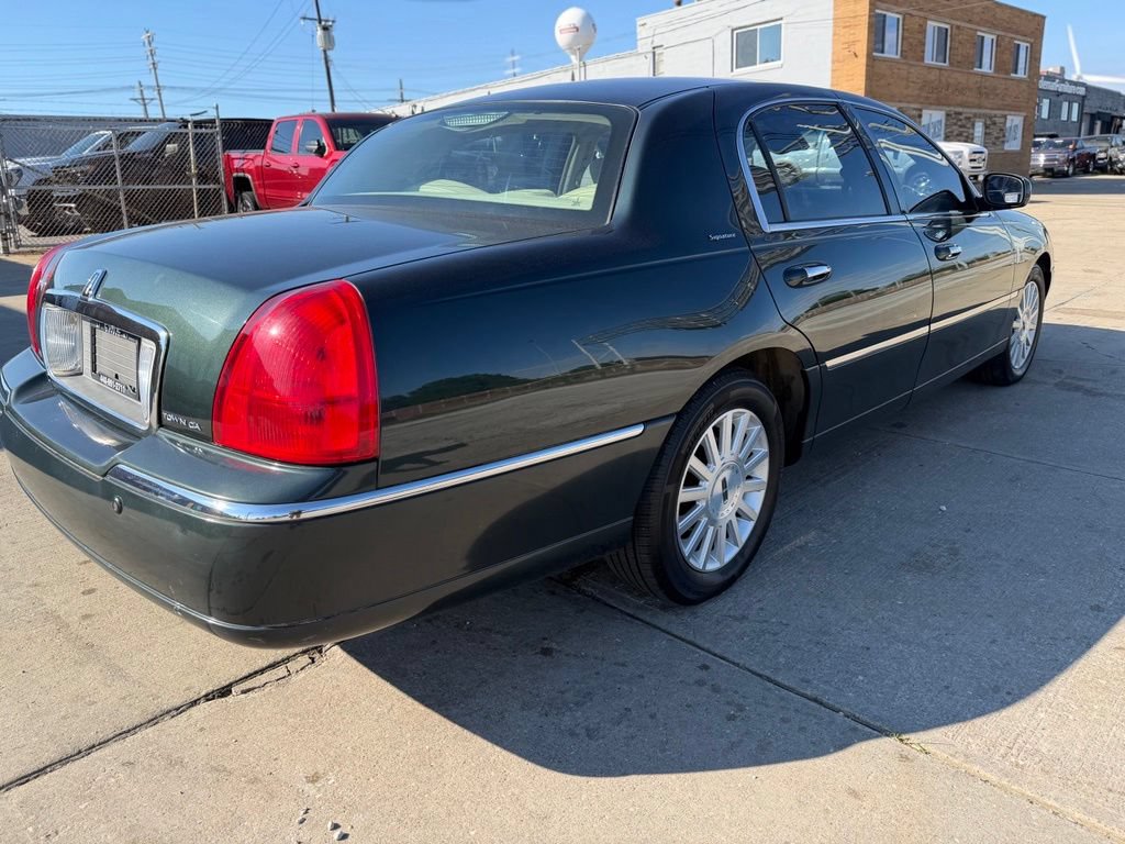 Used 2003 Lincoln Town Car Signature RWD image 5